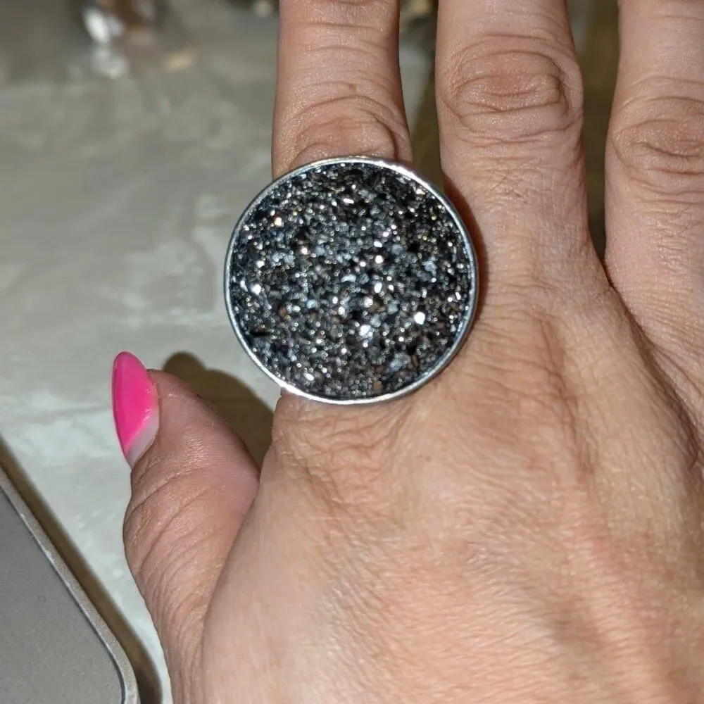 Large round gunmetal glitter size 8 silver‎ ring